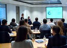 Salle de formation avec participants attentifs