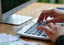 Gestionnaire effectuant des calculs de paie
