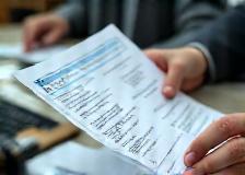 Recruteur examinent des CV